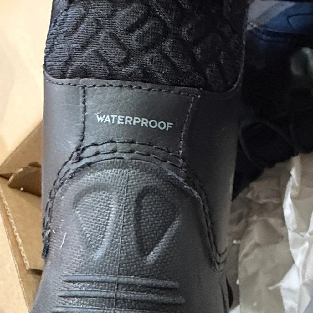 Columbia youth Bugaboot Celsius 400G size 1 waterproof snow boots winter warm